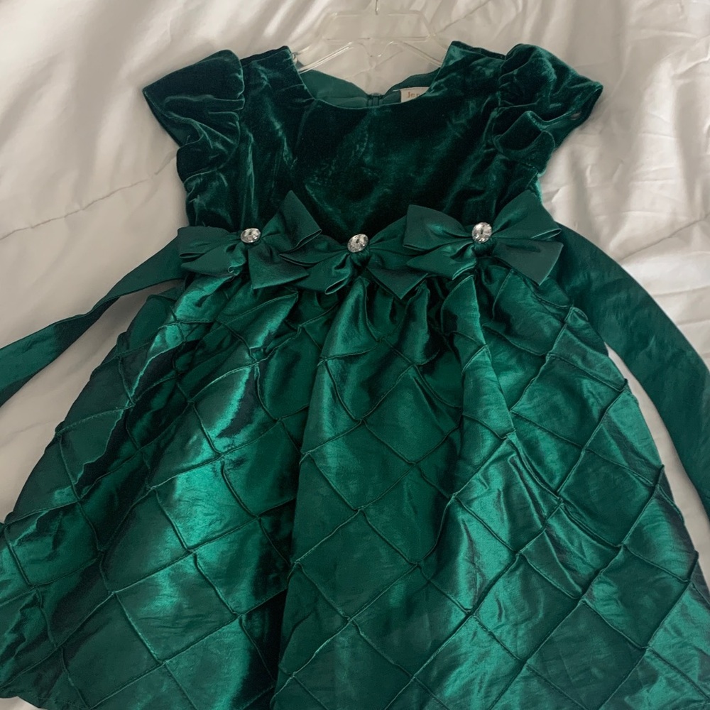 Charming Green Velvet Kids Dress with Bow Accents